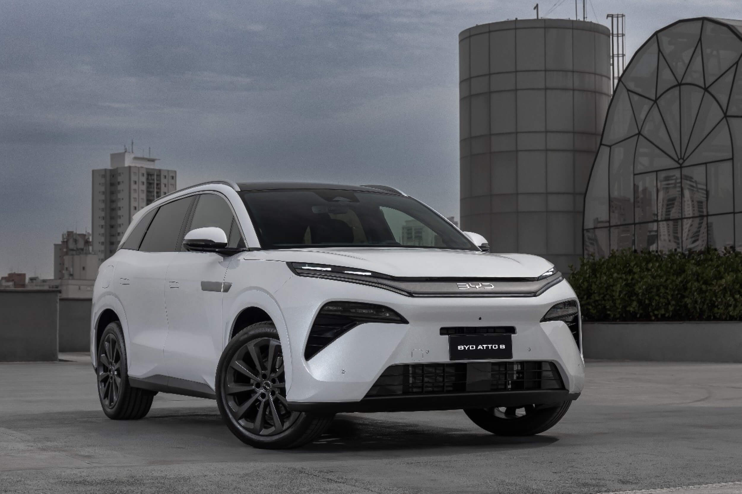 BYD apresenta Atto 8: SUV híbrido de sete lugares