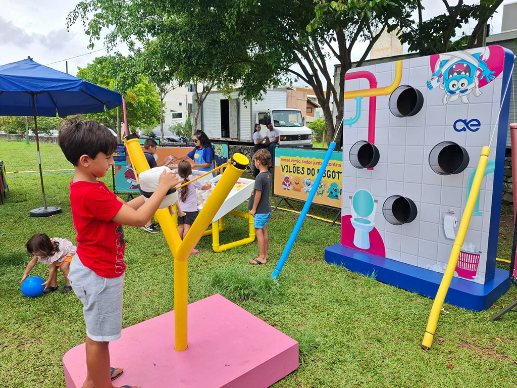 Caravana de Verão transforma folia em aula divertida sobre esgoto em Camboriú
