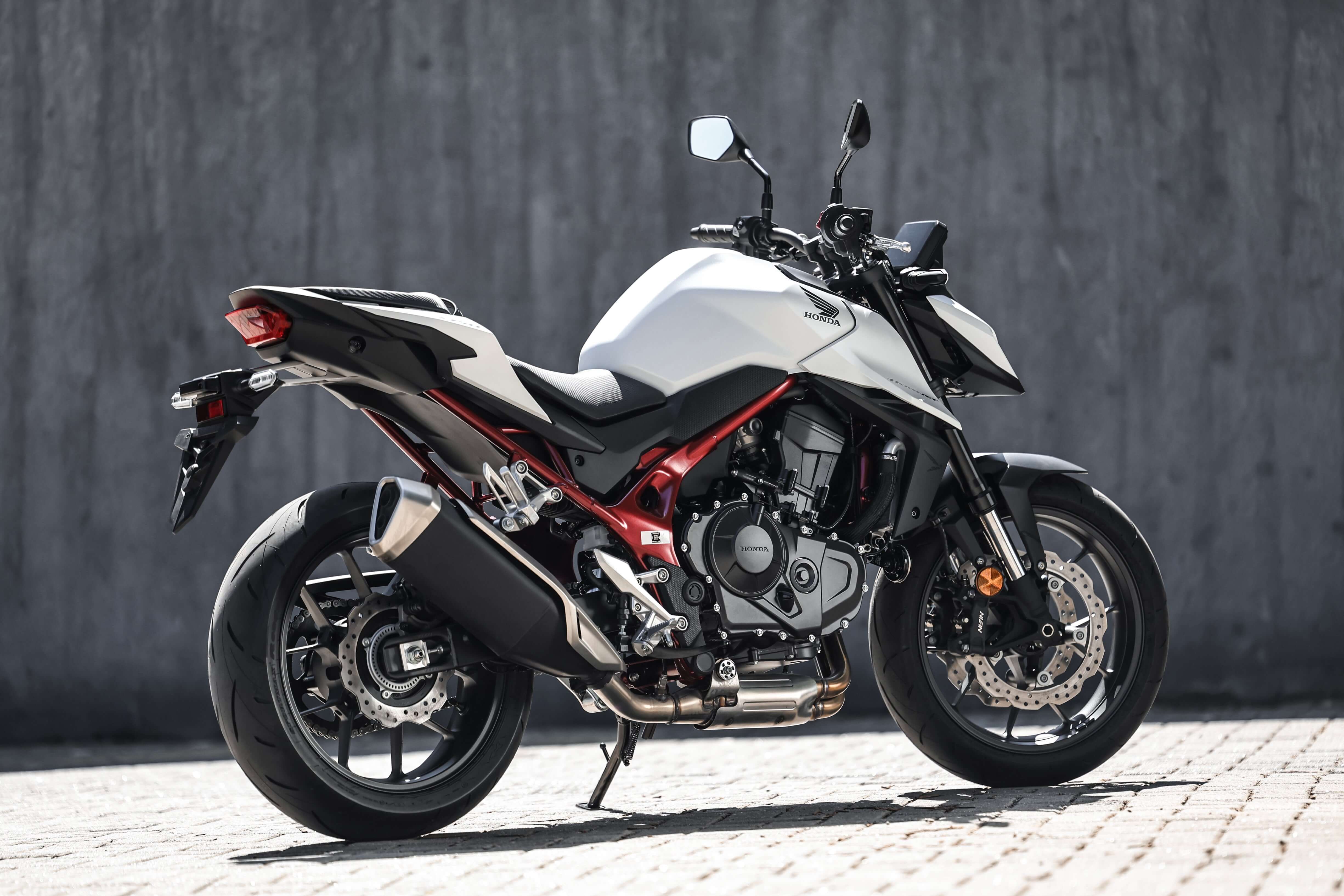 CB750 Hornet 2026: mais moderna e esportiva