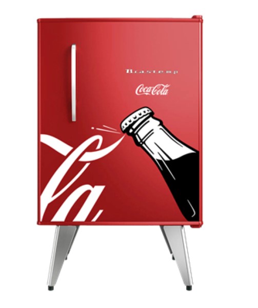 Brastemp lança edição exclusiva de frigobar retrô em parceria com a Coca-Cola