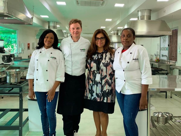 Acadêmicas da UniAvan, com bolsa integral para imigrantes, vão fazer estágio na França