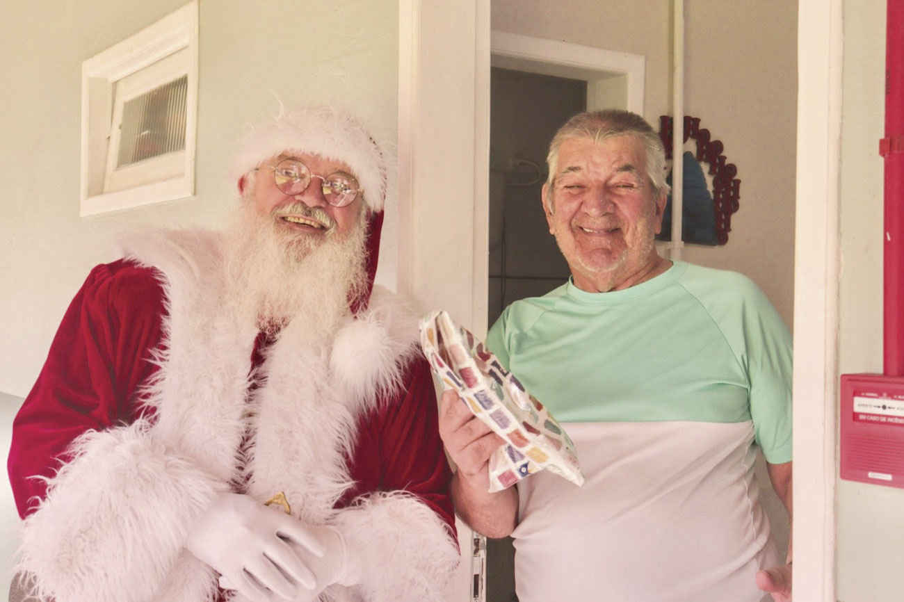Itajaí Shopping entrega presentes aos idosos do Asilo Dom Bosco