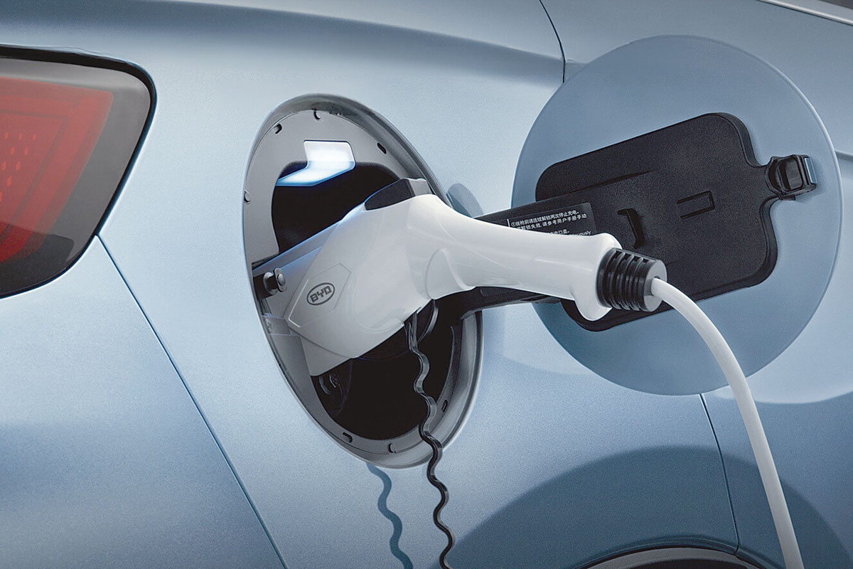 BYD lança linha completa de carregadores pra elétricos  