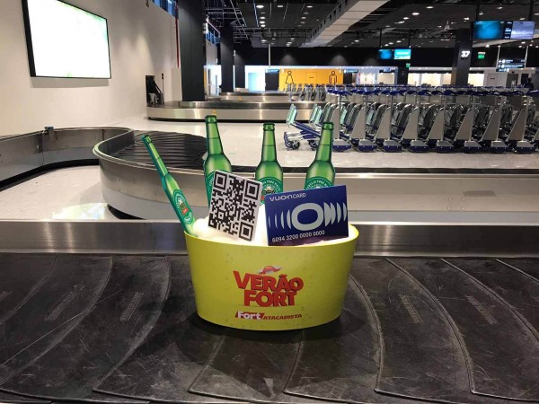 Vuon Card faz ação nos aeroportos de Navegantes e Floripa e nas praias de Balneário