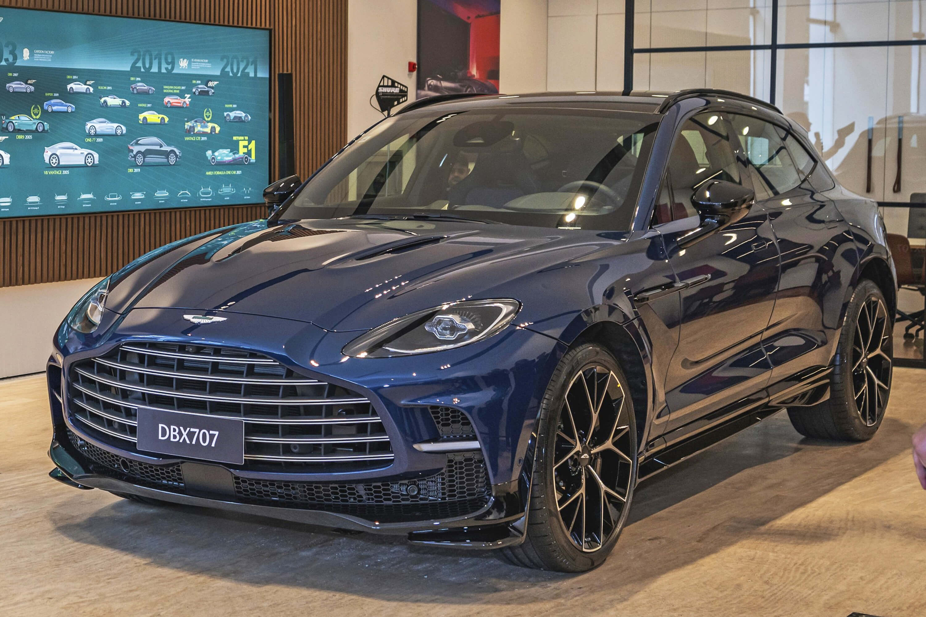 Aston Martin apresenta novos DBX707 e Vantage 