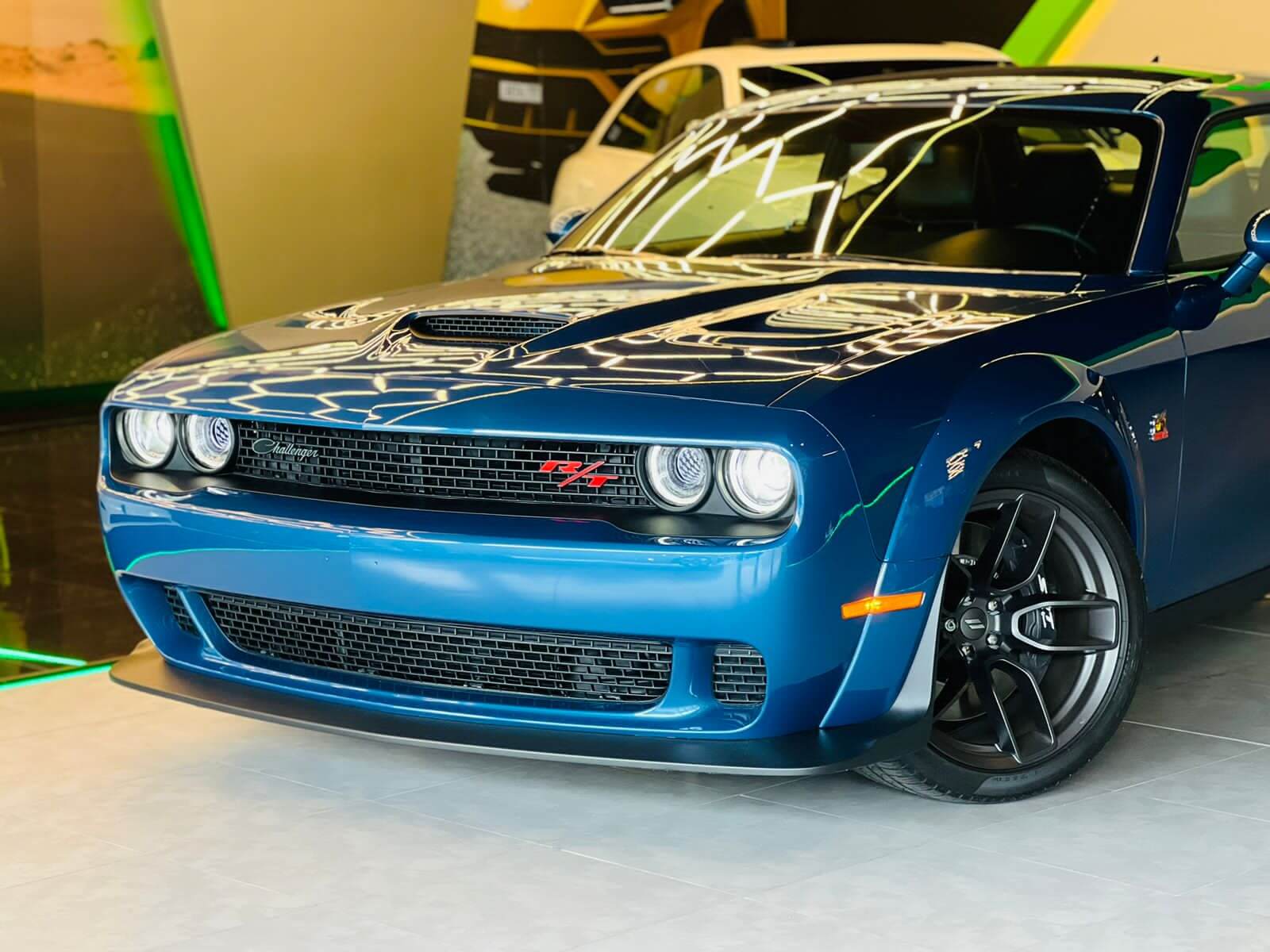 Importadora de Itajaí apresenta esportivo da Dodge que vai de 0 a 100 km/h em 4 segundos