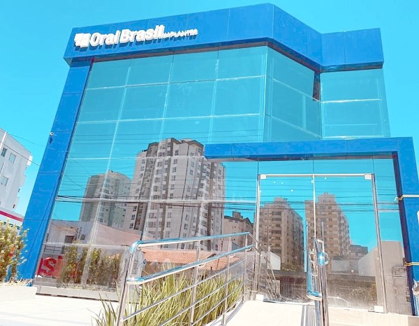 Oral Brasil é especializada em implantes dentários  