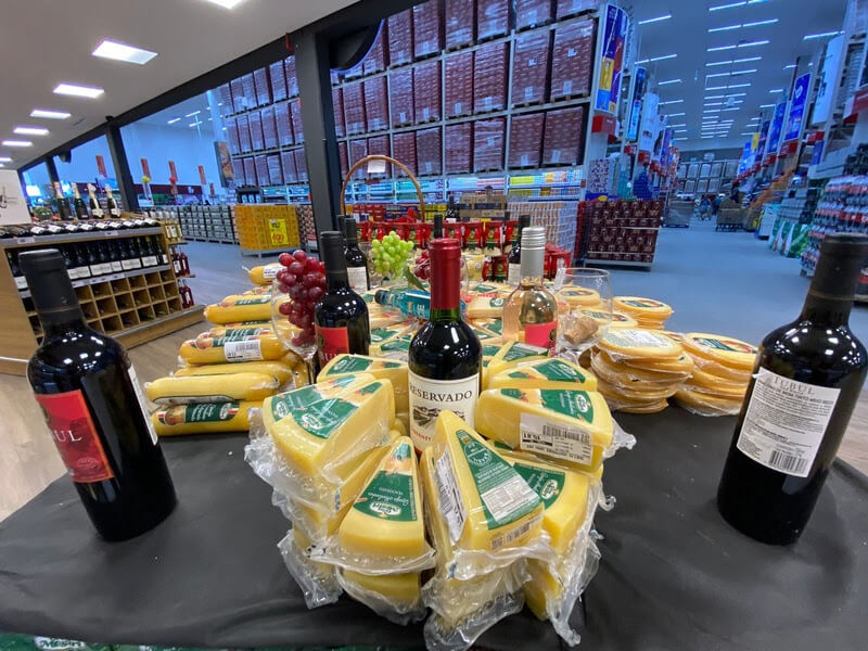 Fort Atacadista dá dicas de harmonização para compras de queijos e vinhos