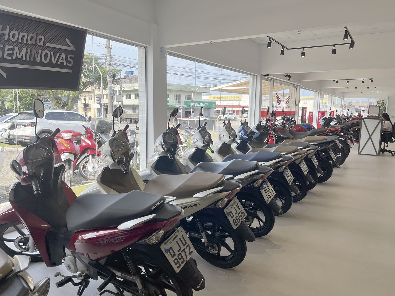 Promenac Motos está com o ambiente repaginado para atender melhor a clientela