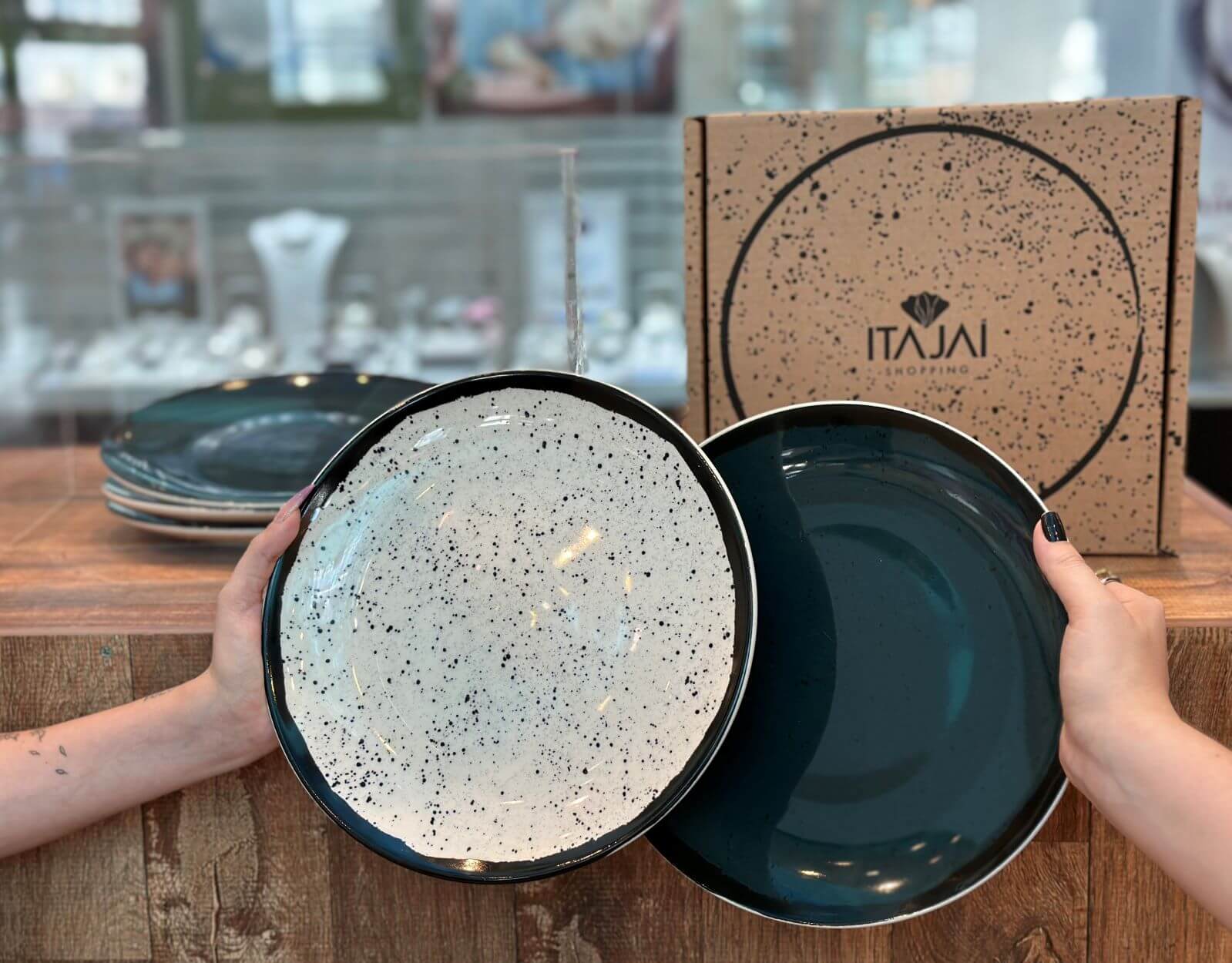 Campanha de Dia das Mães do shopping presenteia clientes com kit de pratos