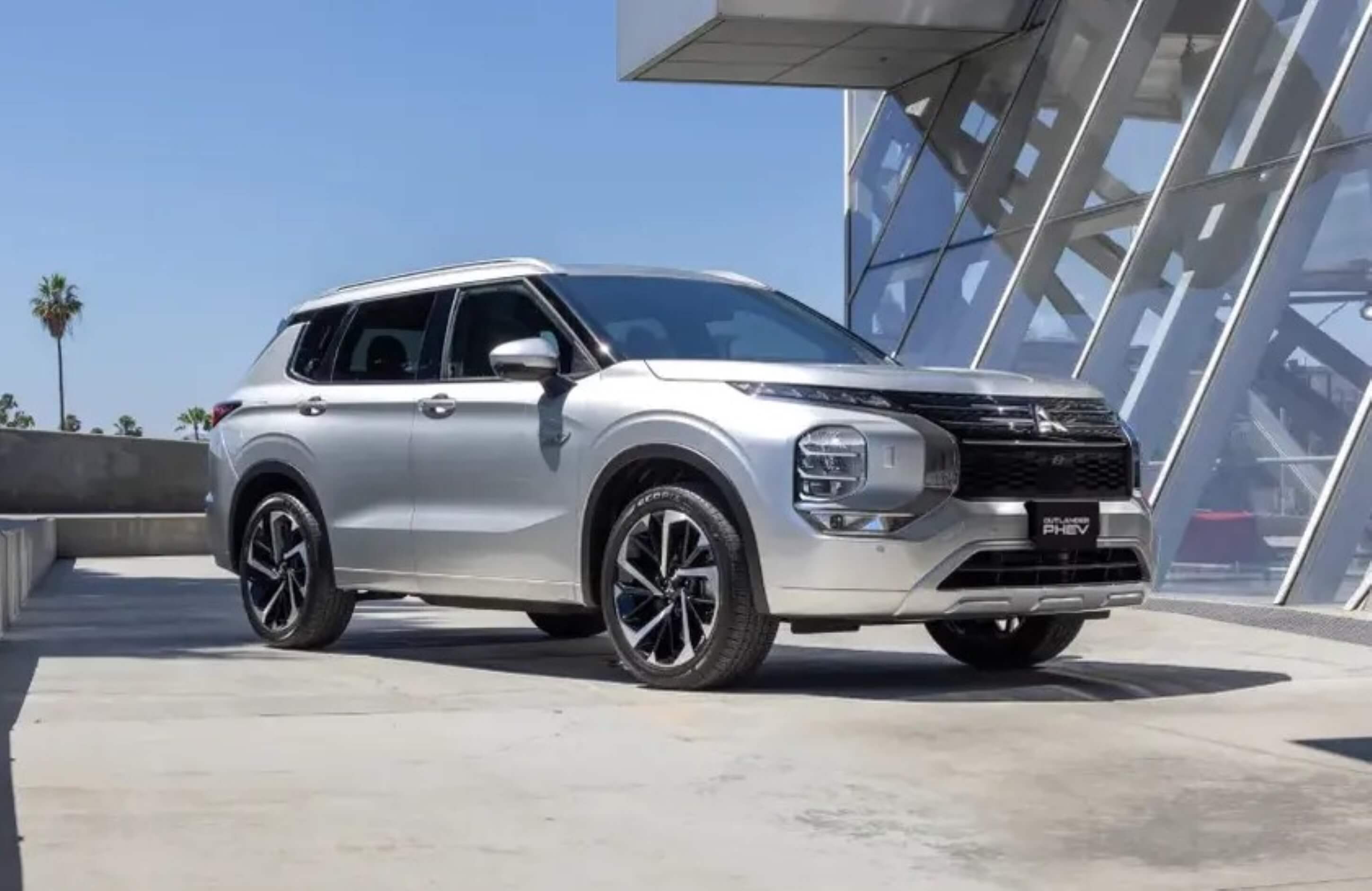 Outlander 2026 chega com tecnologia híbrida