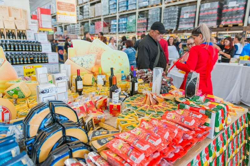 Loja do Fort Atacadista tem degustação de queijos, massas e vinhos