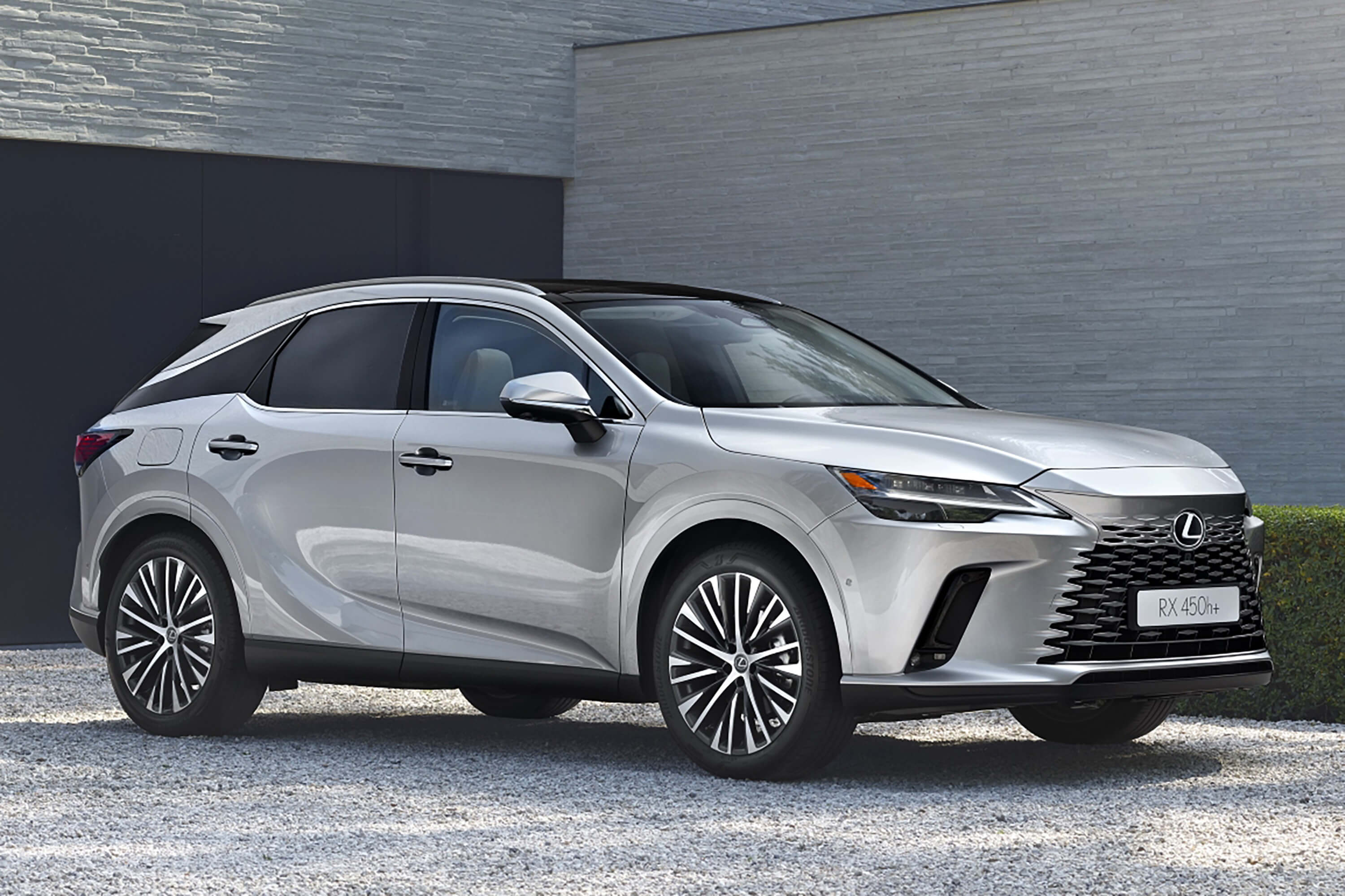 Lexus lança primeiro SUV híbrido plug-in no Brasil