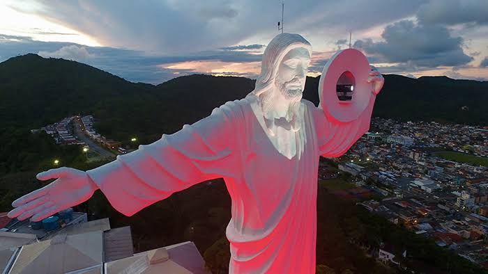 Cristo Luz de BC fica rosa pra entrar no clima da Barbie 