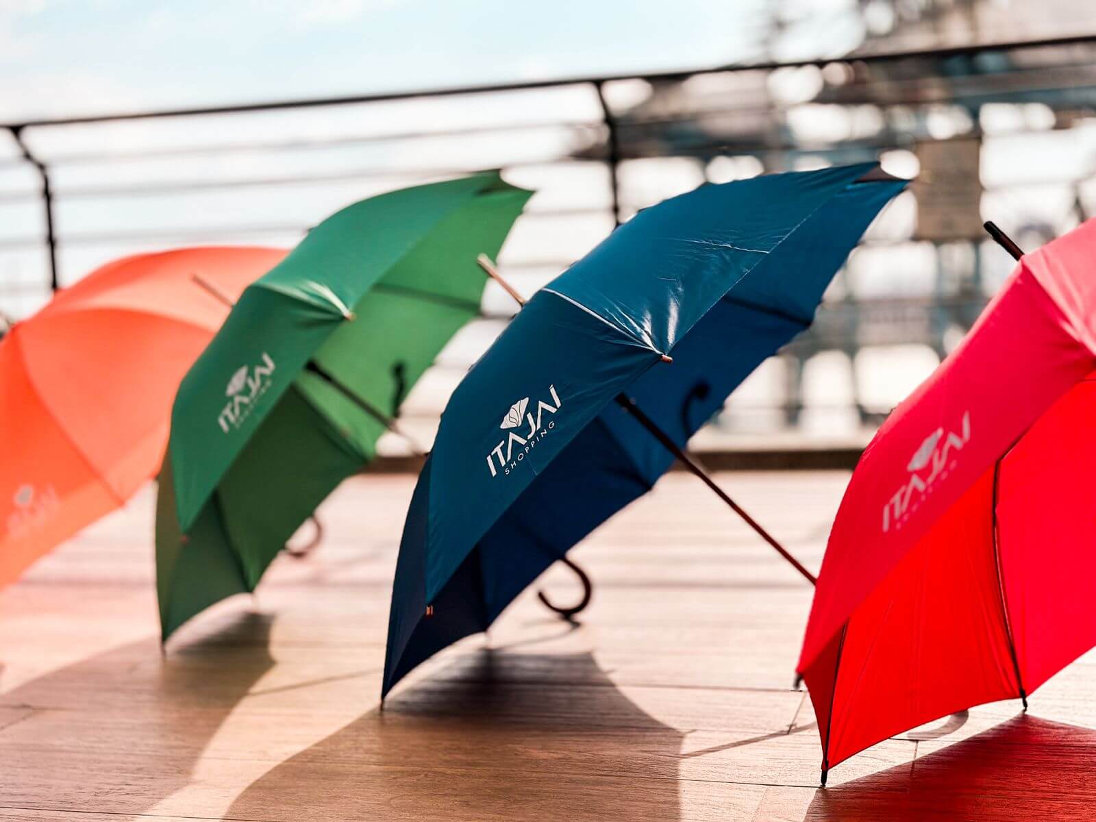 Itajaí Shopping presenteia clientes com guarda-chuvas exclusivos 