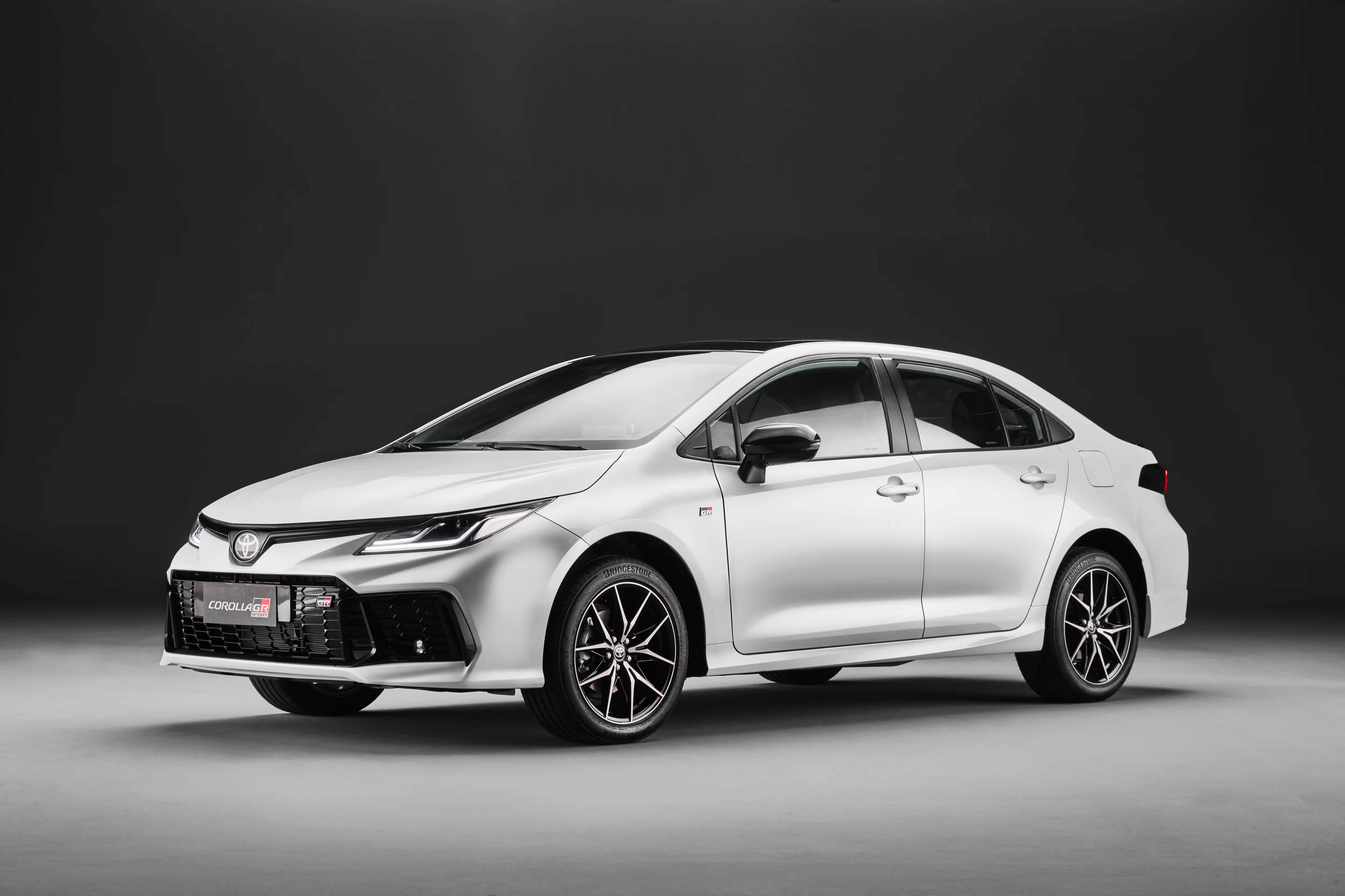 Corolla chega com novidades na versão GR-Sport 