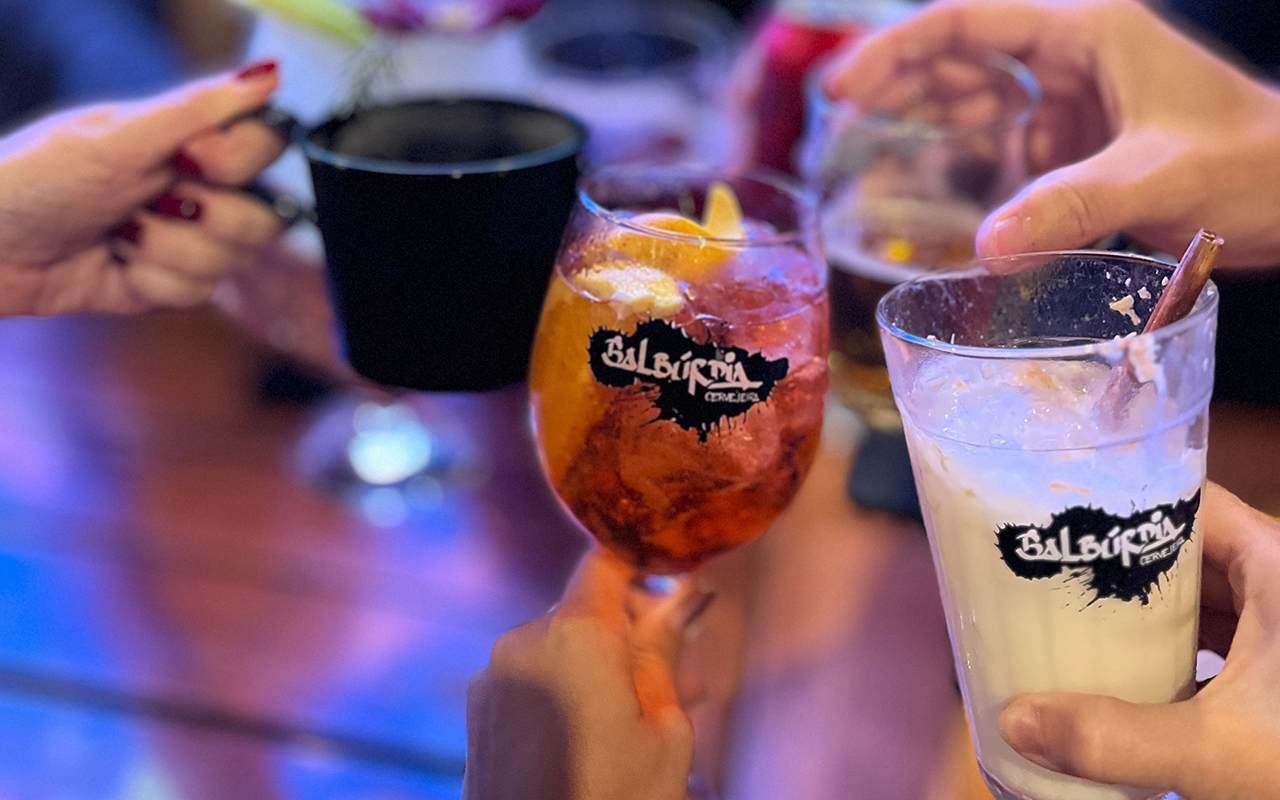 Noite “cringe” promete agitar  pista do Balbúrdia Cervejaria 