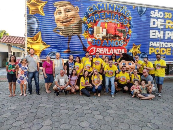 Berlanda entrega últimos caminhões premiados em Santa Catarina