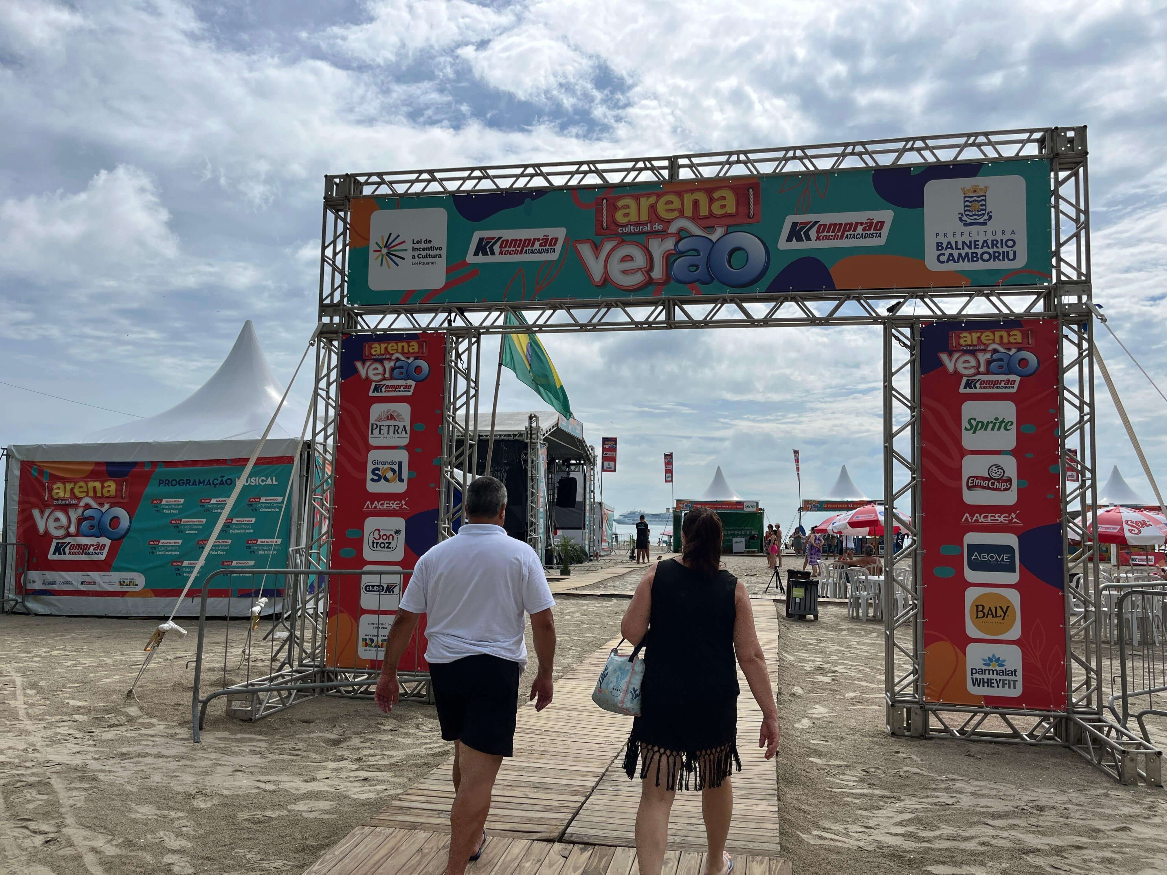 Arena de Verão do Komprão agita a praia Central com atrações  gratuitas