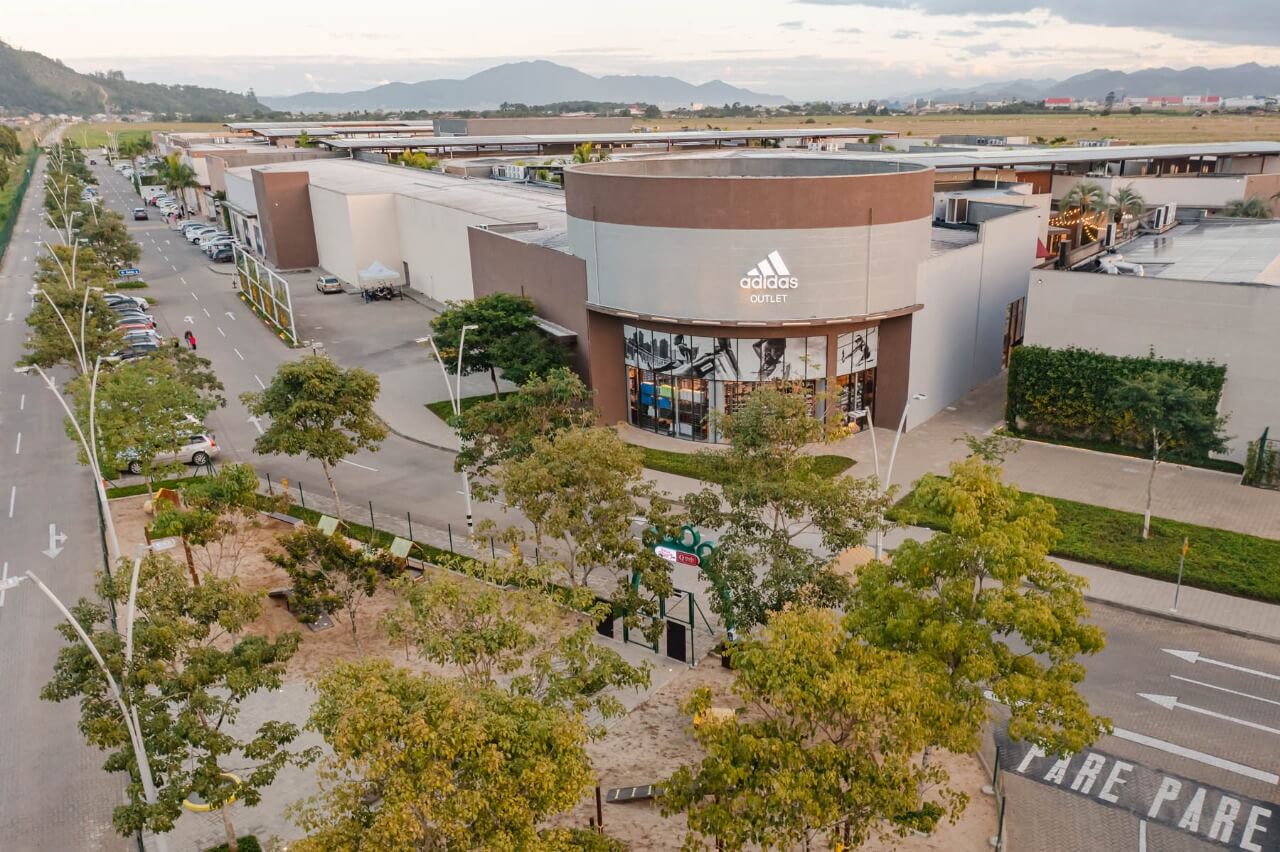 Outlet Premium faz promoção com até 80% de desconto em roupas para crianças 