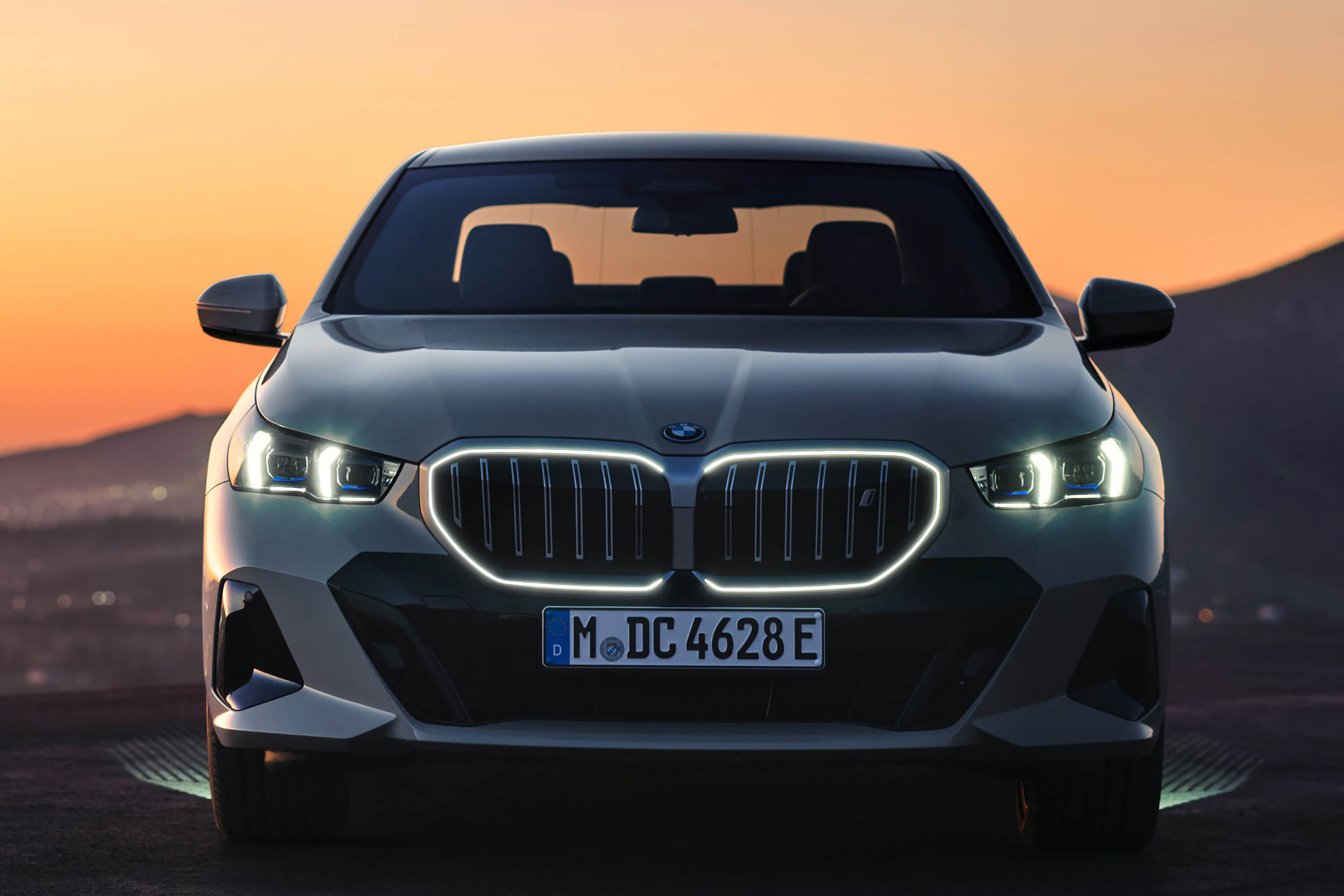 BMW apresenta novo Série 5 em duas versões 