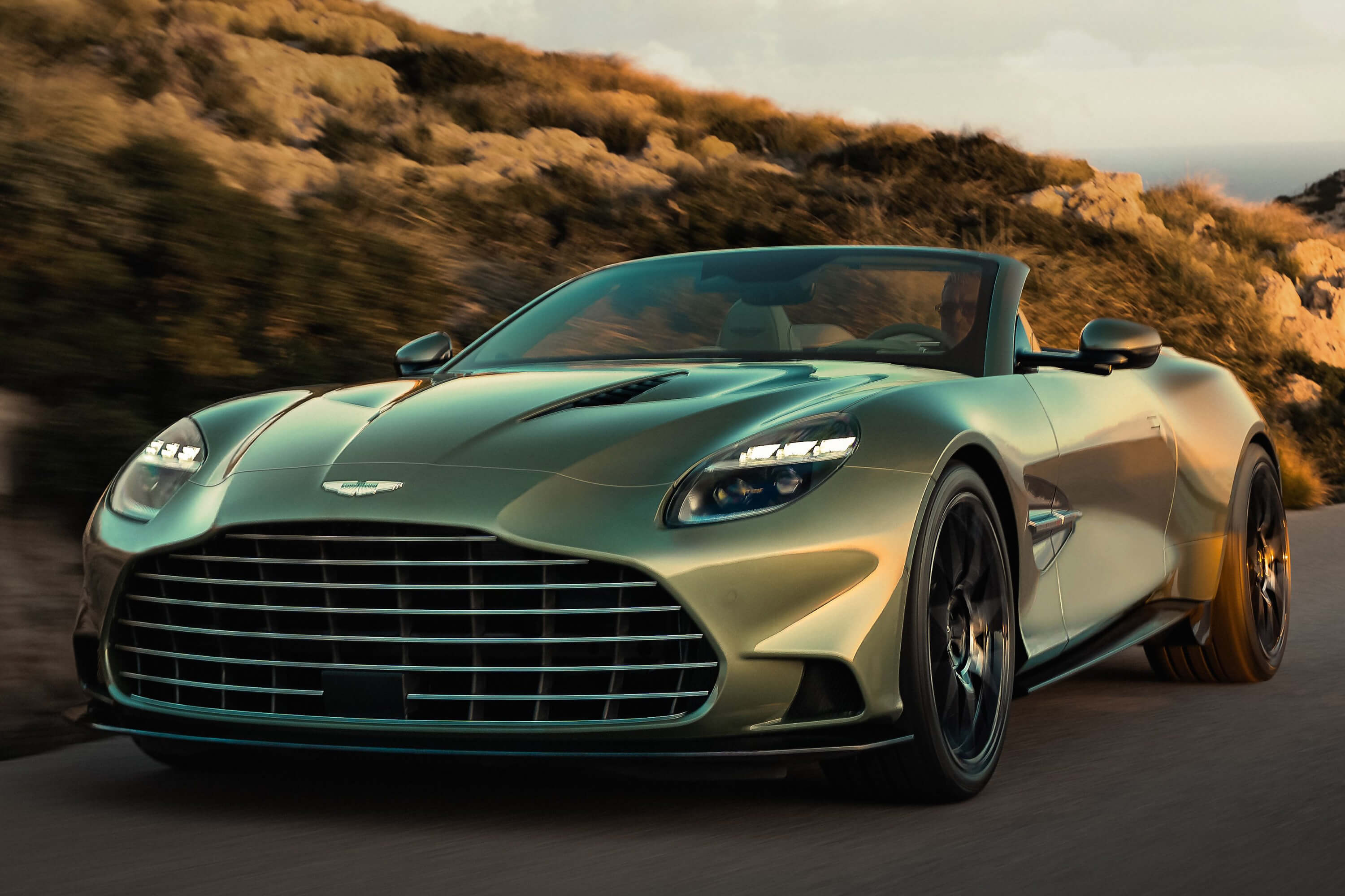 Aston Martin lança conversível mais potente da história 