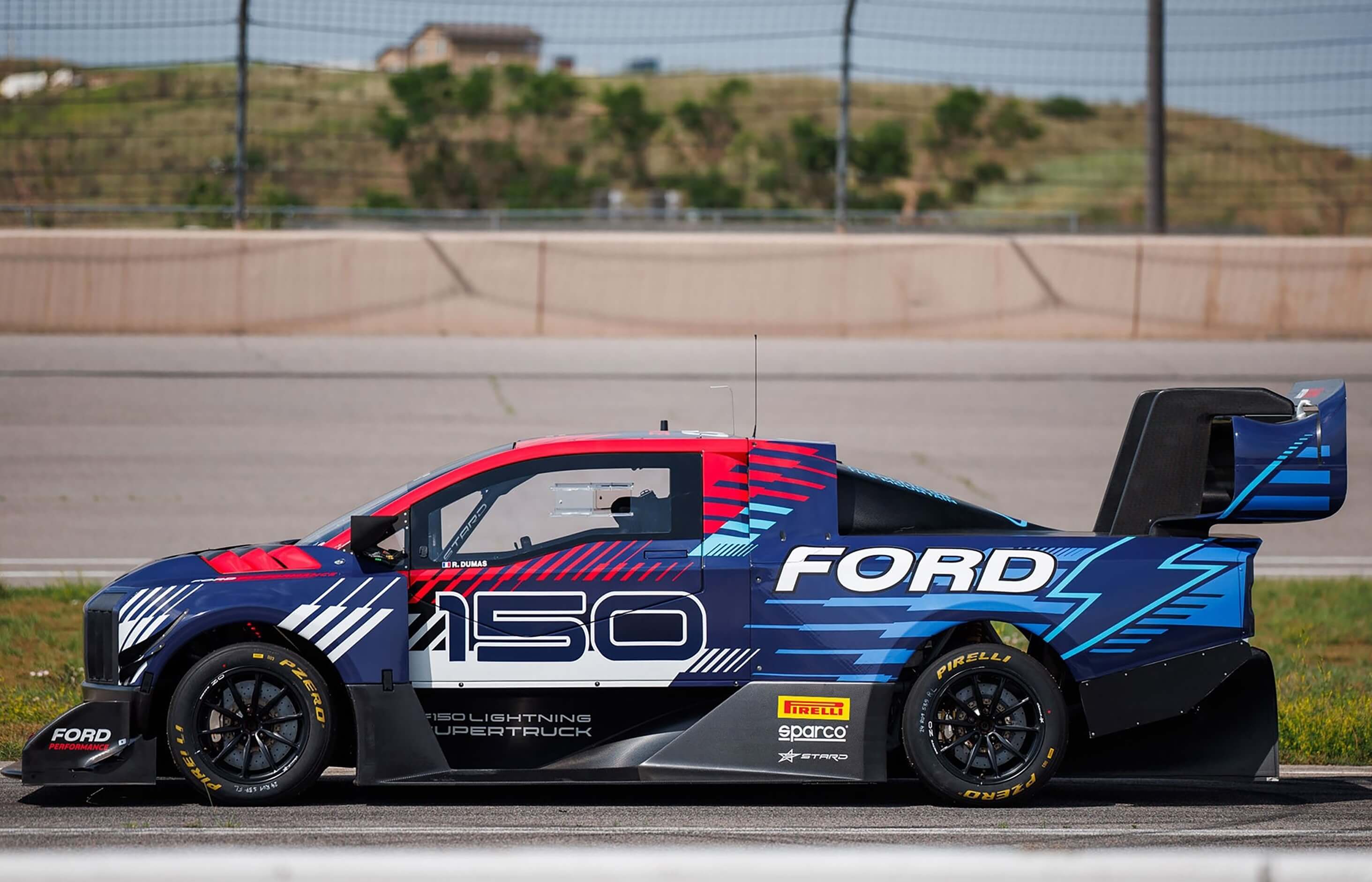 Super picape vence subida da montanha de Pikes Peak