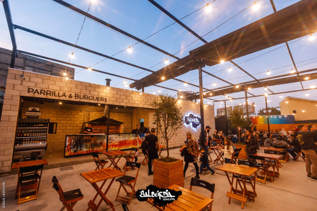 “Lugar incrível”: Cervejaria Balbúrdia é avaliada com cinco estrelas pelo público