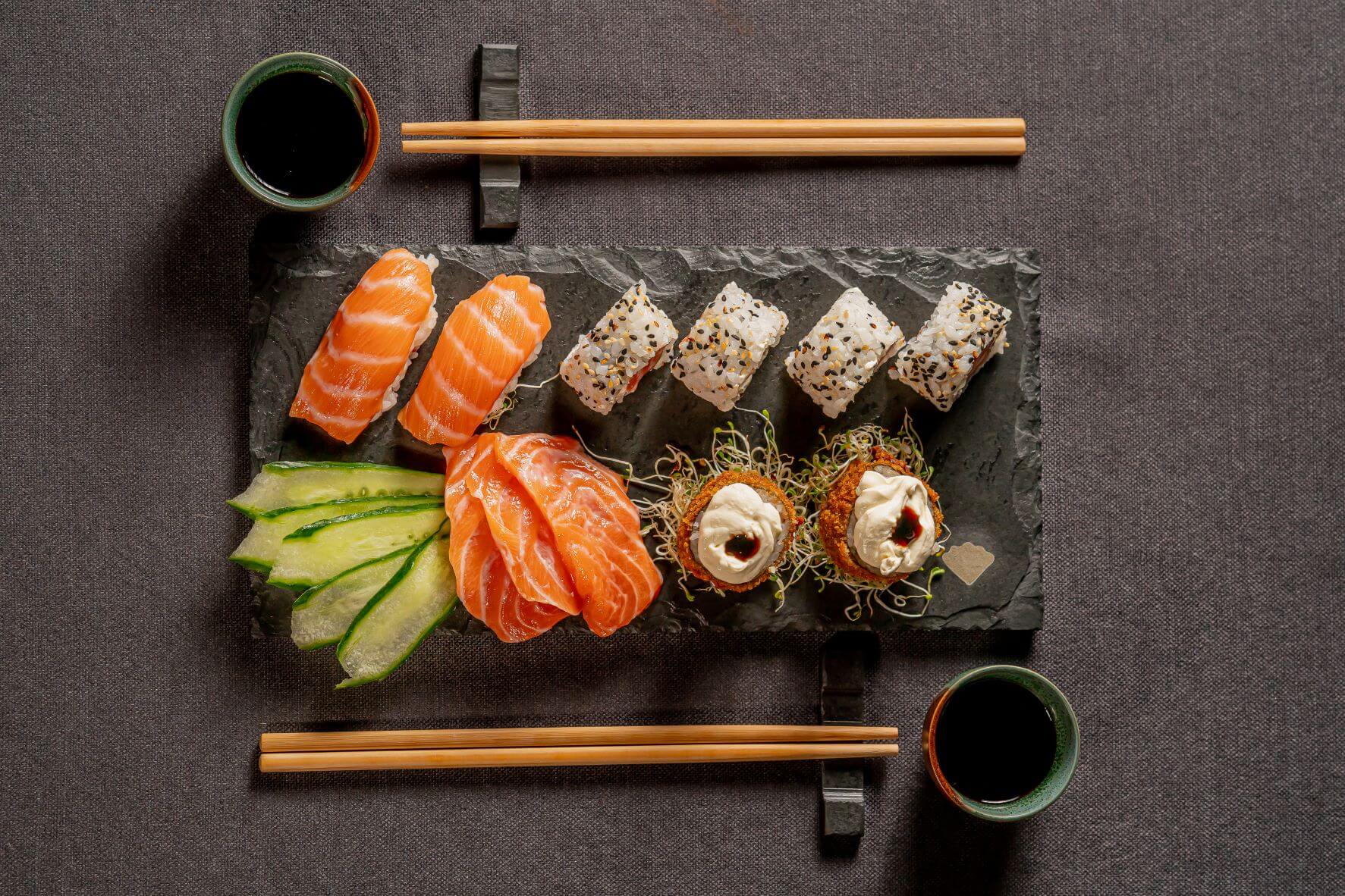 Itajaí Shopping presenteia clientes com kit sushi em pedra ardósia 