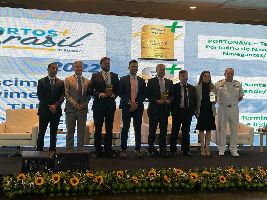 Portonave recebe prêmio nacional por movimentação de contêineres
