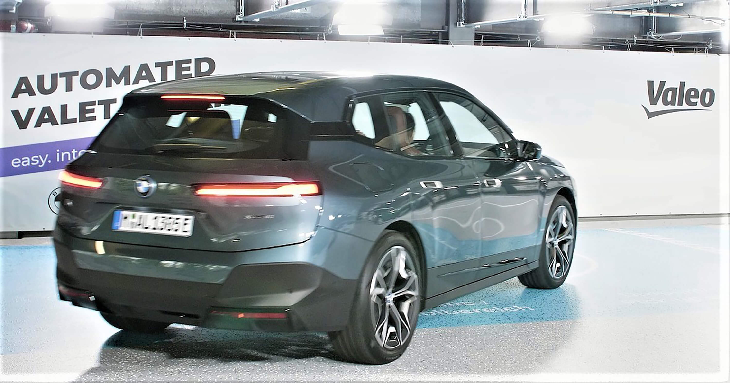 Nova tecnologia vai permitir que o BMW estacione sozinho