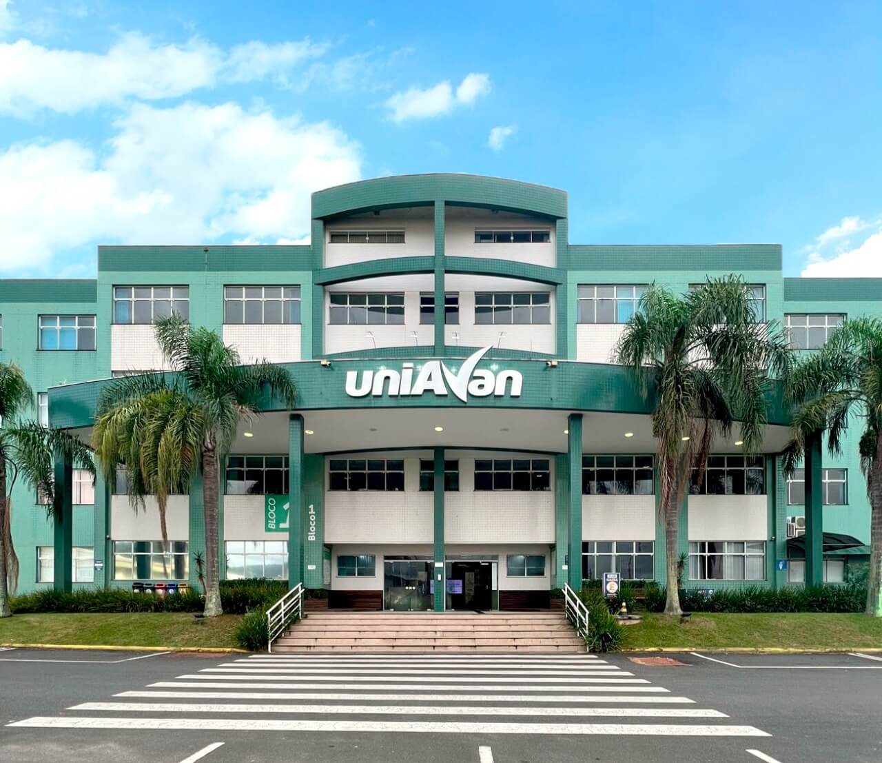 Clínica da Uniavan oferece tratamento de clareamento dental