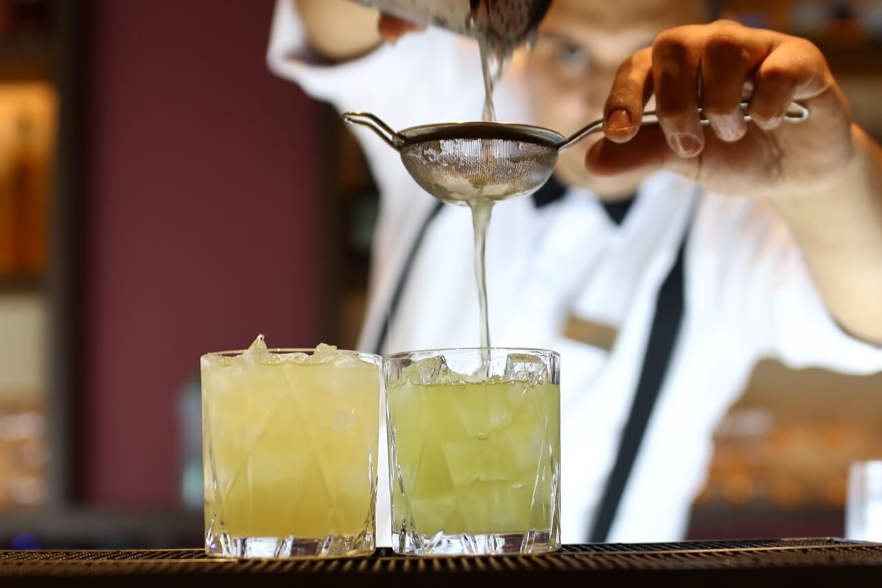 Café, bar e espaço de beleza inauguram no Bravamall