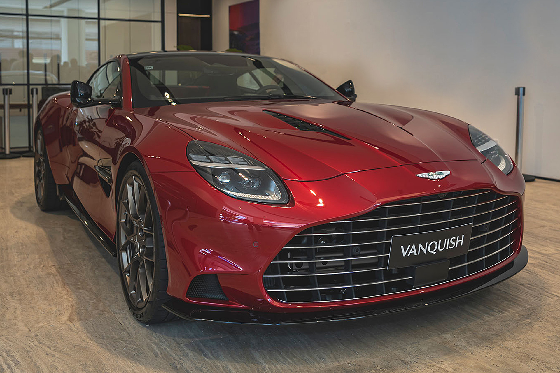 Novo Aston Martin Vanquish chega ao Brasil por R$ 5,4 mi