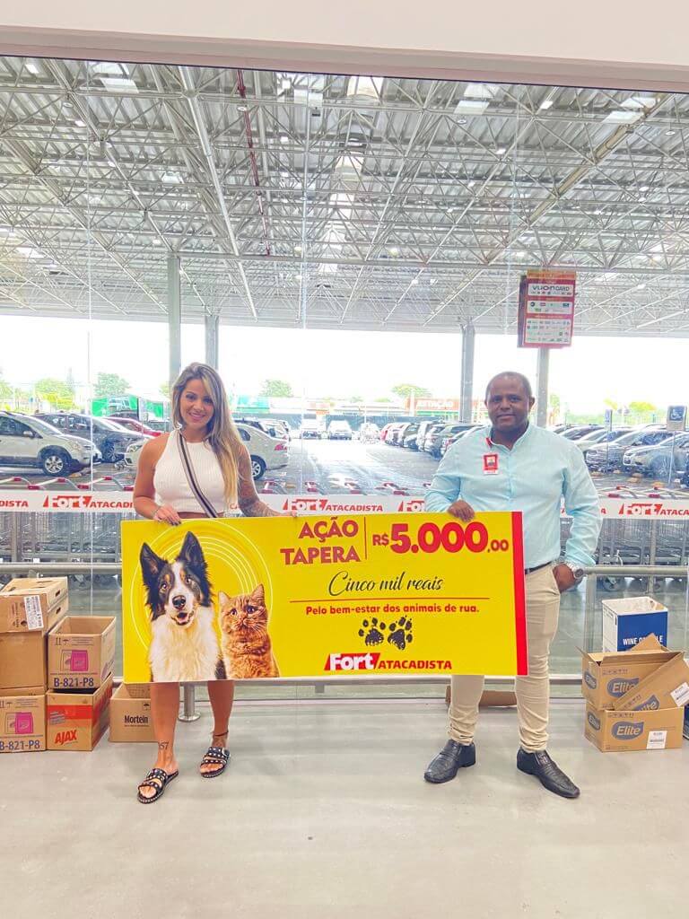 Fort Atacadista faz doação para projeto que resgata animais de rua