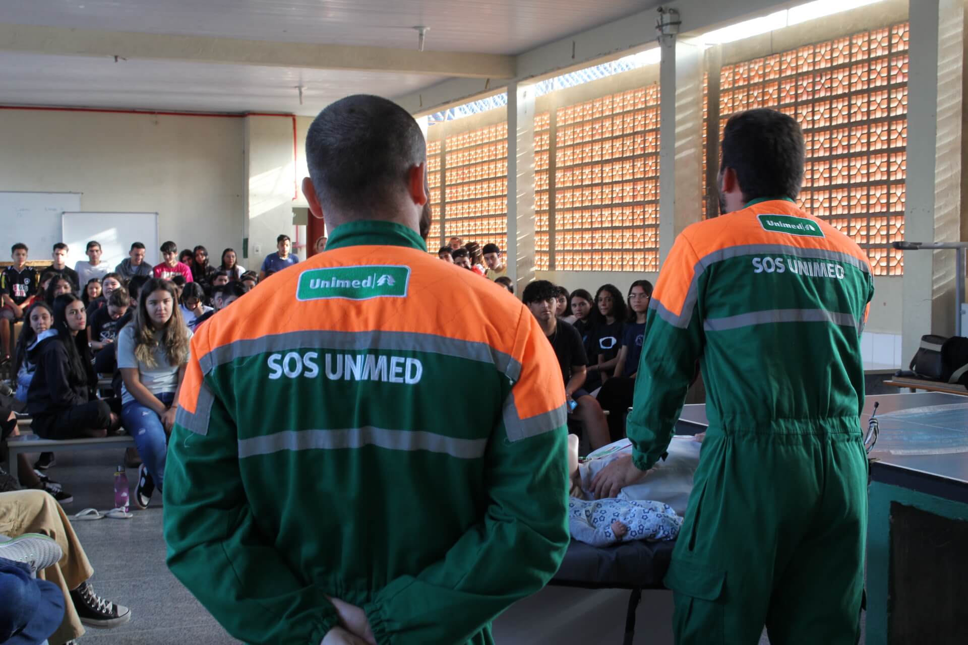 Unimed Litoral ensina primeiros socorros para estudantes e professores da região