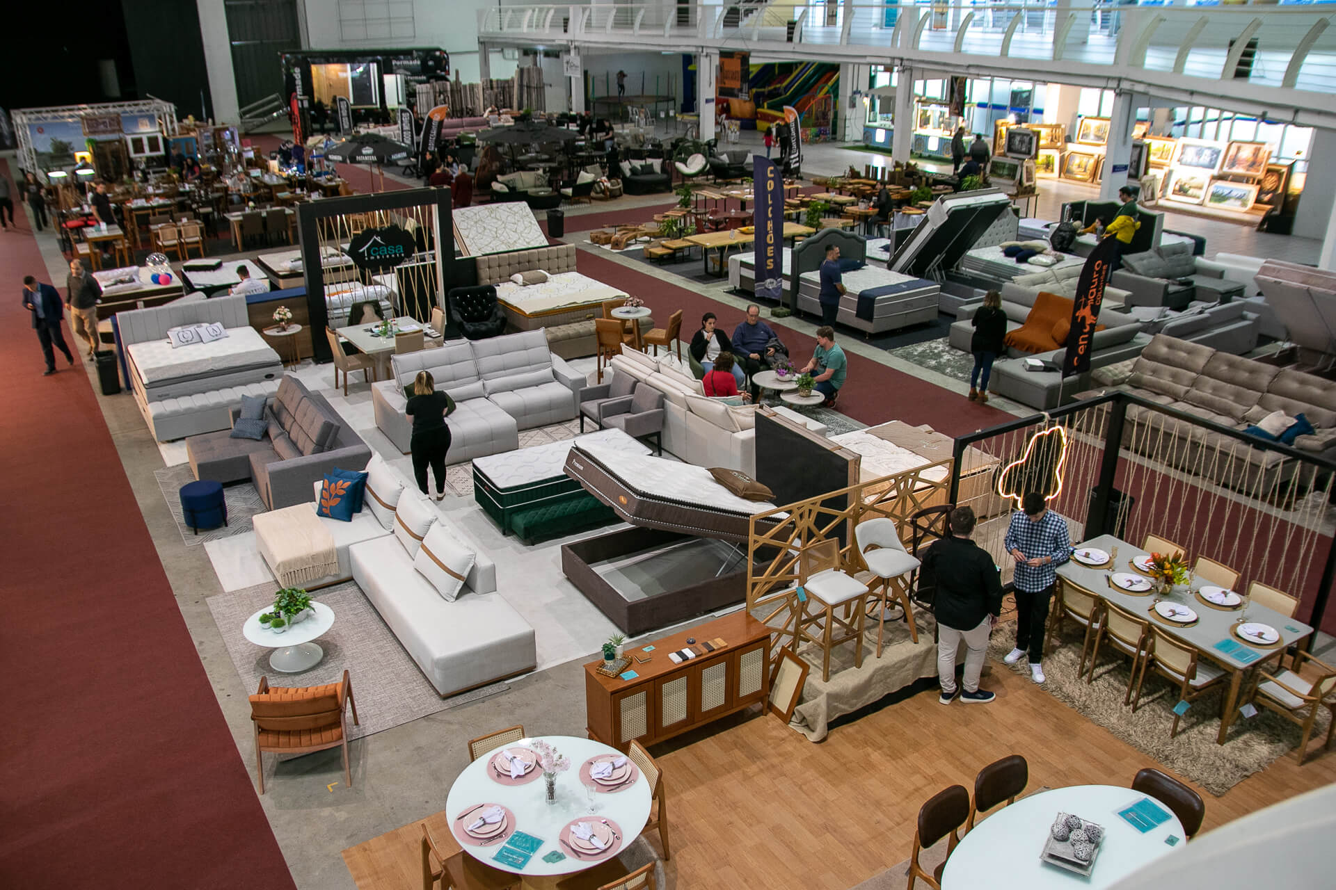 Feira de móveis e decoração movimenta Itajaí; preços são de fábrica 