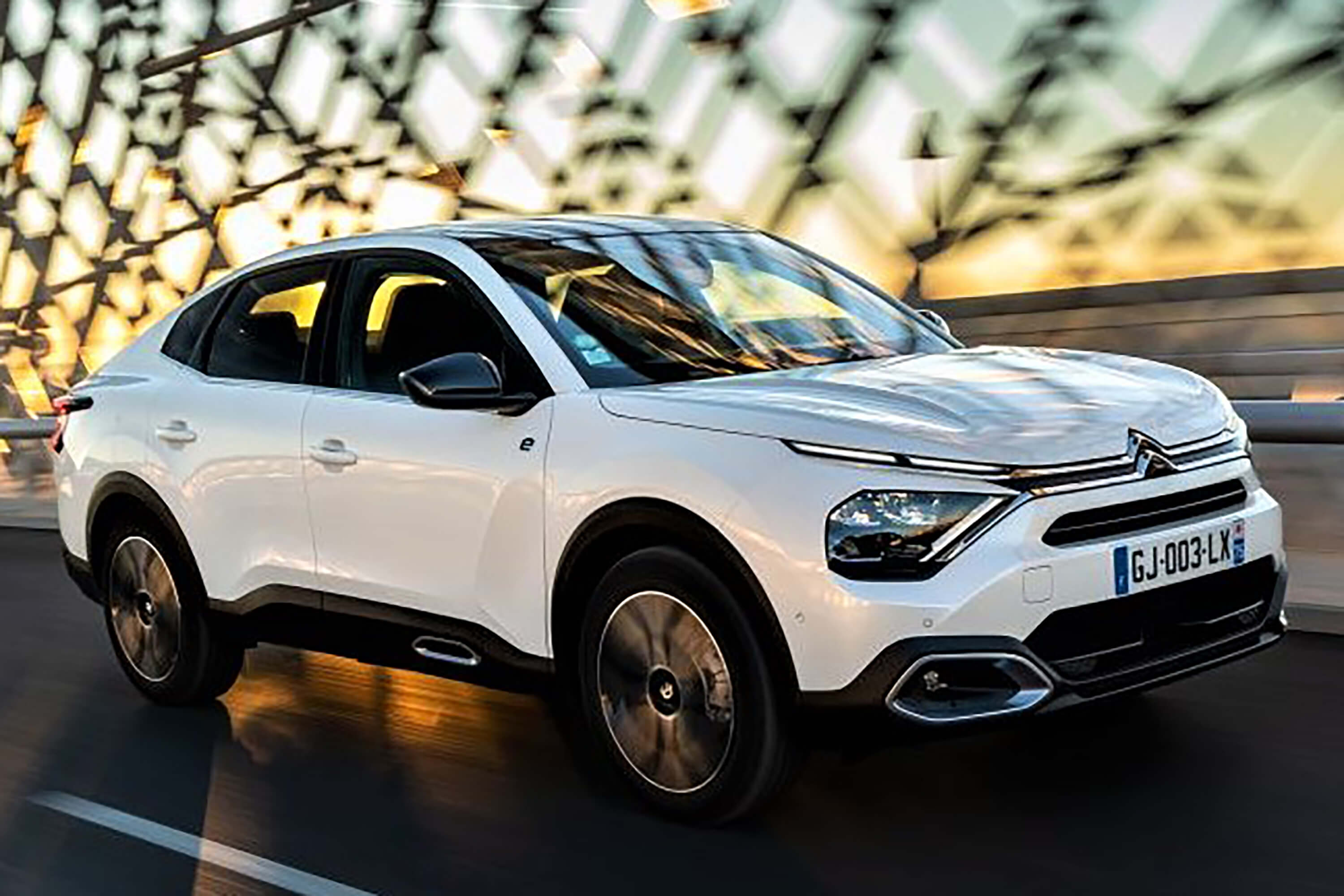 Citroën ë-C4 e ë-C4 X chegam mais potentes 