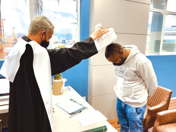 Primeiro imigrante refugiado se forma na UniAvan