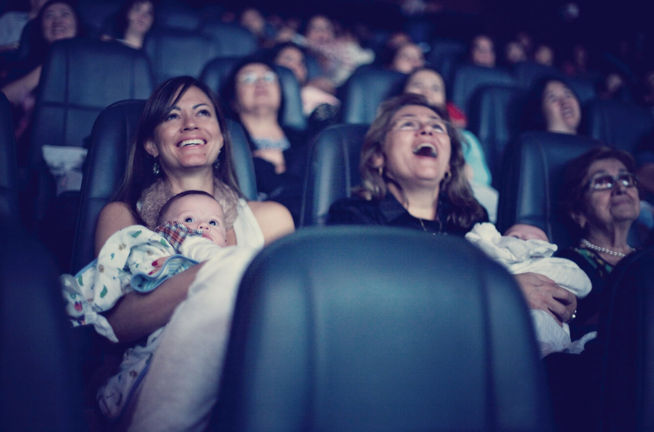 Cinema faz sessão especial para maes e bebês
