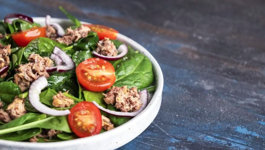 Nutricionista destaca os benefícios dos pescados enlatados para a saúde dos idosos