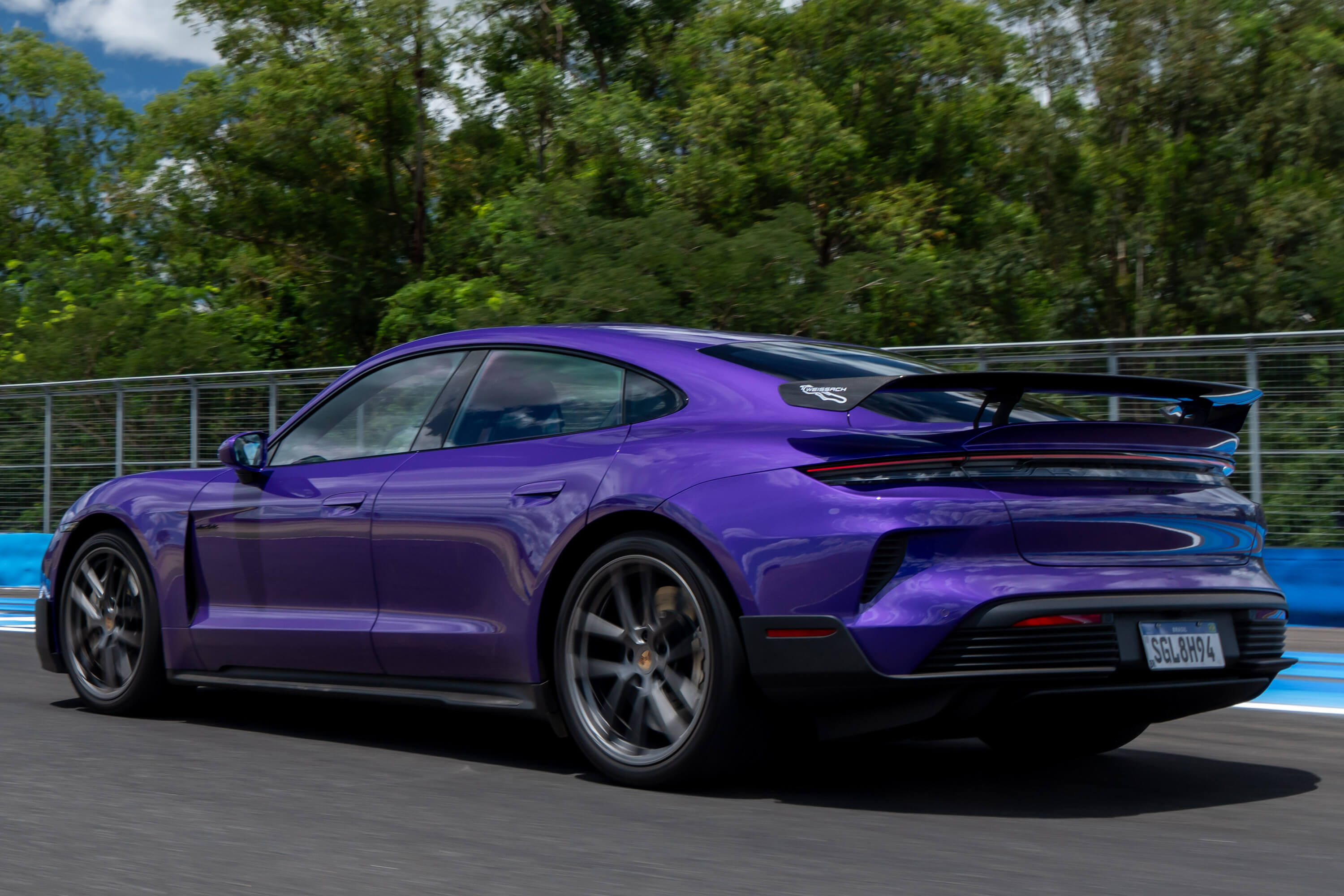 Taycan Turbo GT chega mais rápido e potente do que nunca