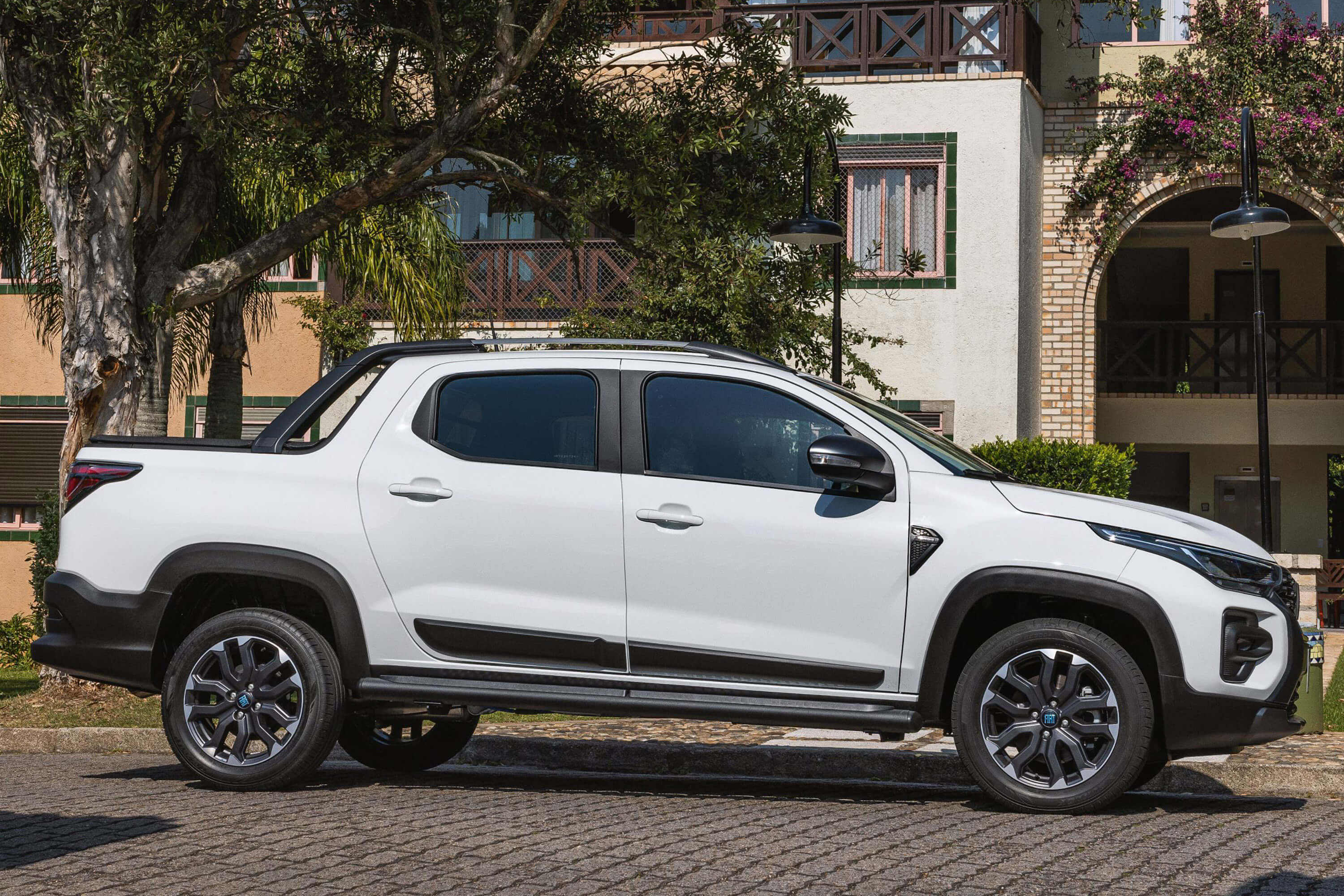 Fiat Strada chega a 700 mil fabricadas em Minas Gerais  