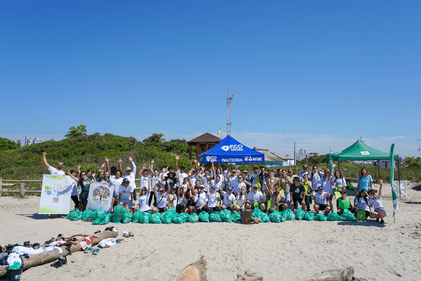 Mutirão da Nauterra transforma a praia do Molhe com limpeza e plantio de mudas nativas