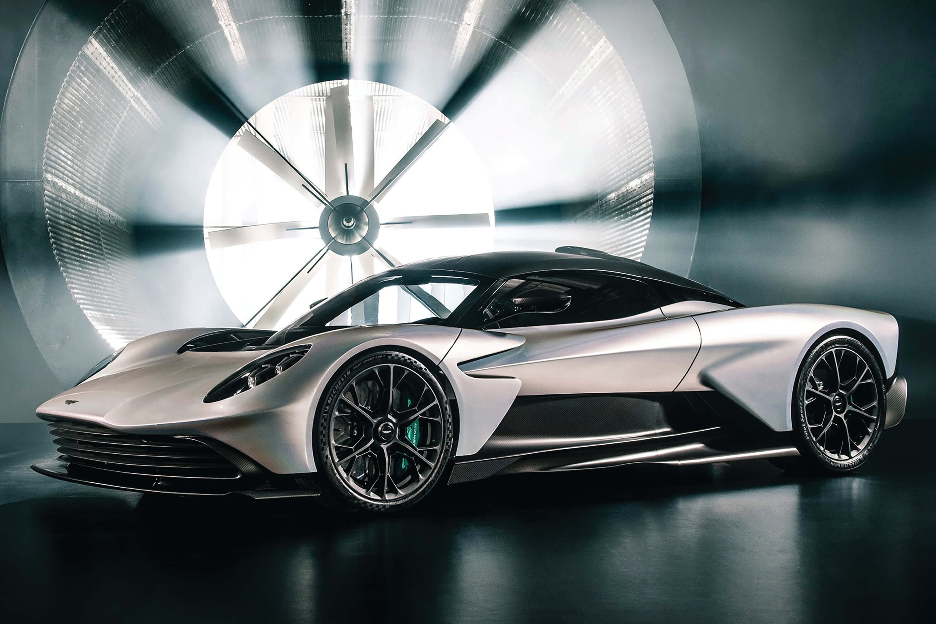 Aston Martin lança superesportivo “Valhalla” 