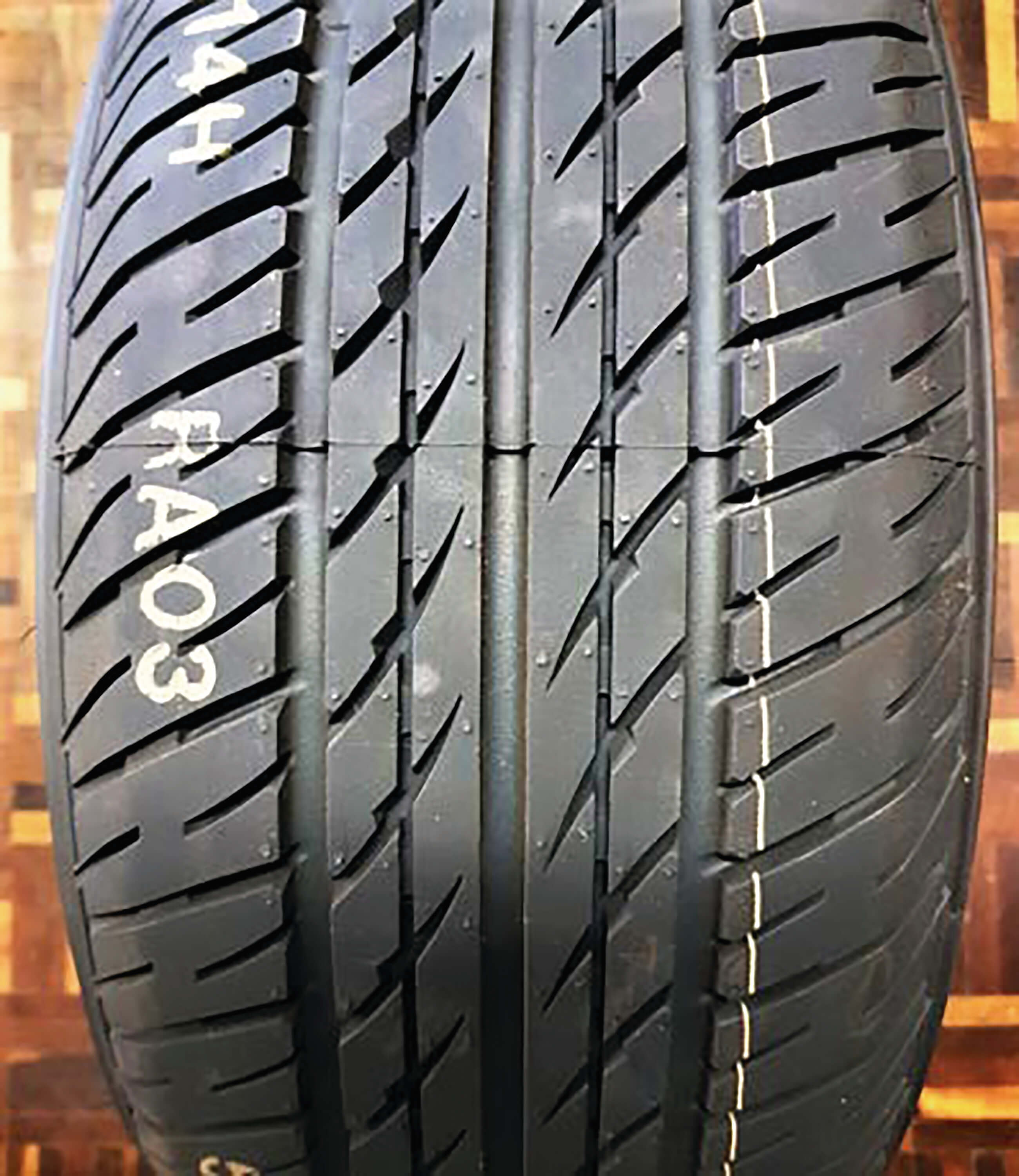 Conheça as vantagens e desvantagens dos pneus simétricos, assimétricos e direcionais