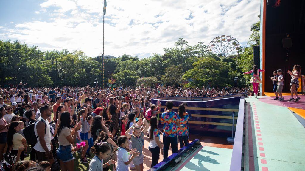 Mais de seis mil crianças de Penha se divertem no Beto Carrero World