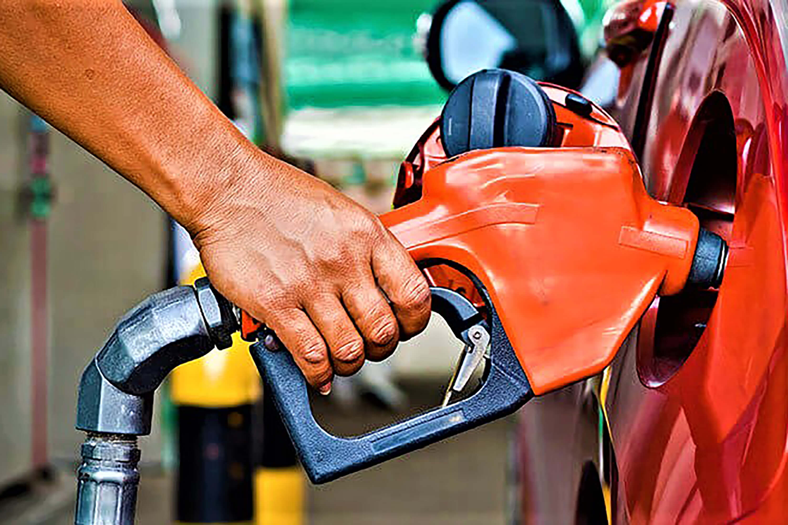 Preço do combustível baixa pela primeira vez do ano 