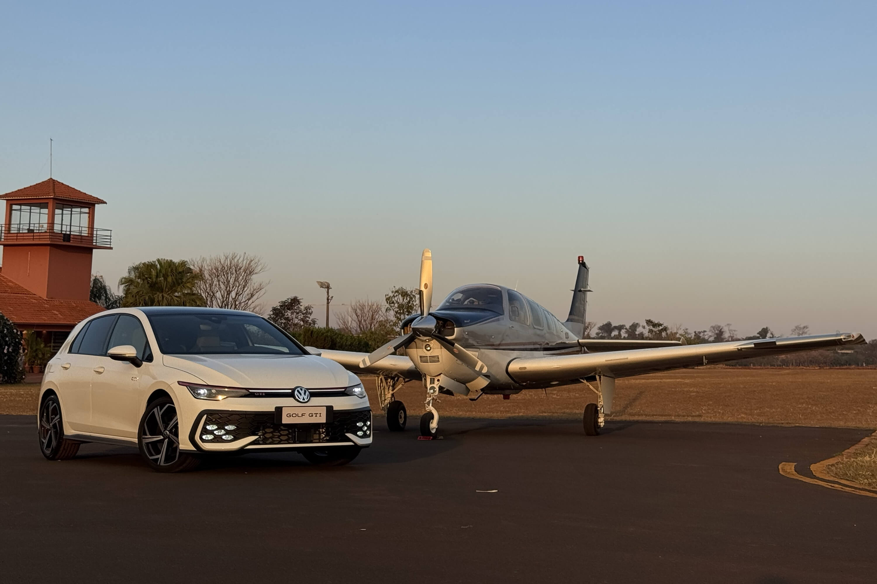 Novo Golf GTI chega ao  Brasil vencendo racha com avião