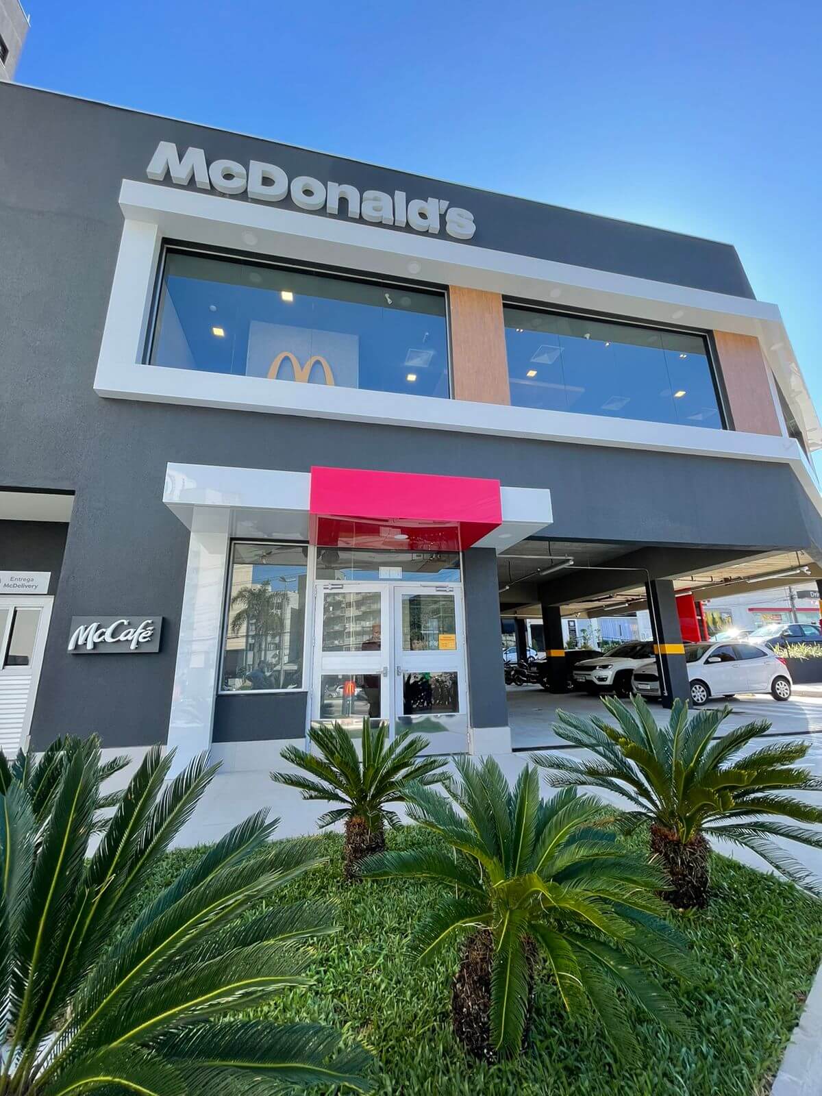 Loja do McDonald’s no Ariribá oferece opções de drive-tru e delivery